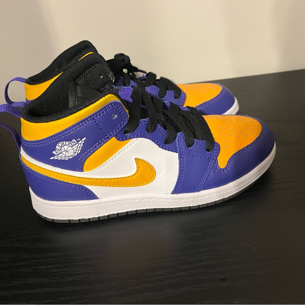 Jordan 1 Mid "Dark Concord/Taxi/White/Black" Boys' Shoe